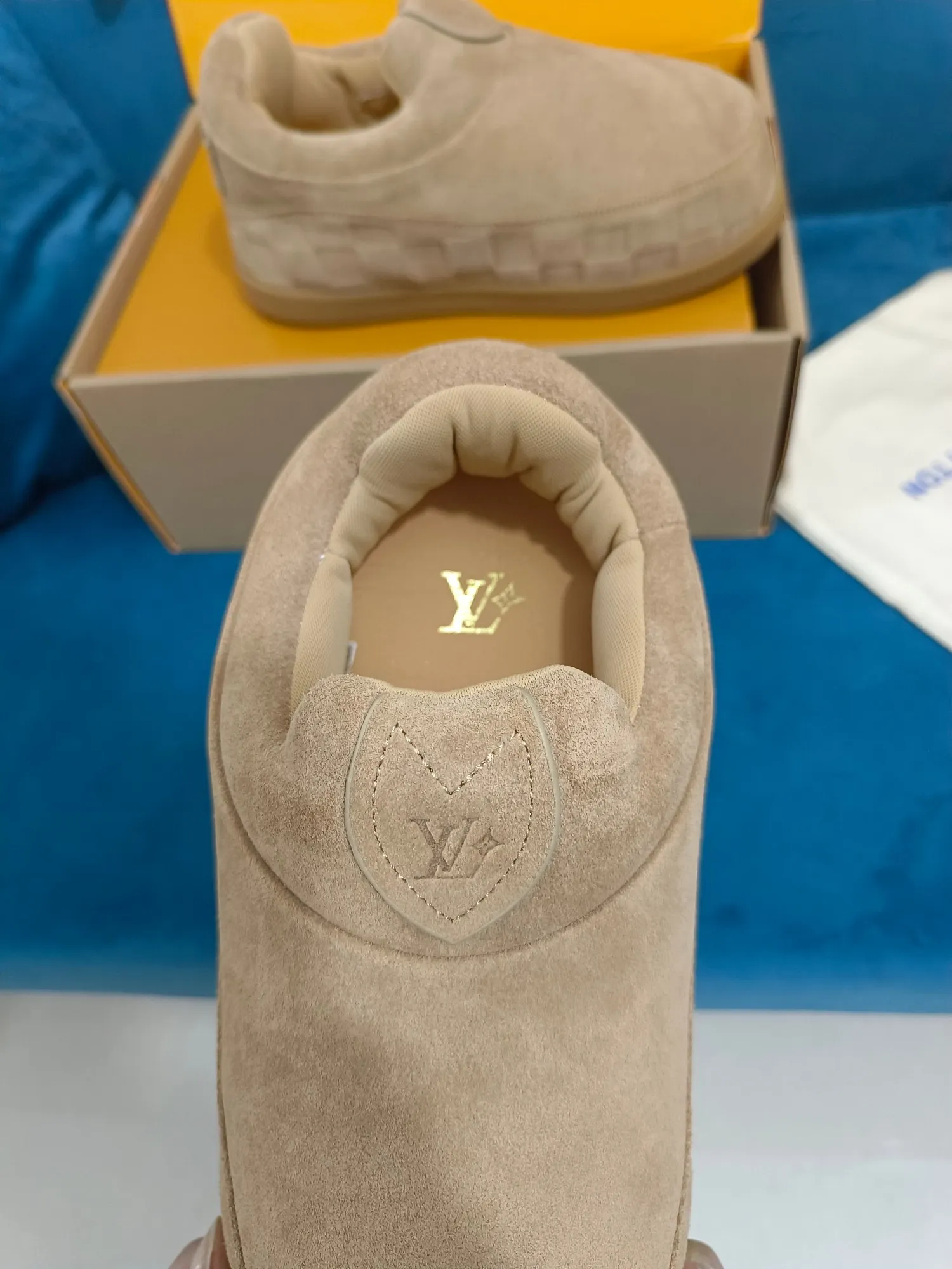 👟👟Ex-factory price 640👟👟 LV YETI slip-on shoes, based on suede cow leather, partially embossed with Nigo's reinterpretation of LV Damier pattern, cleverly echoing the Chinese tradition of taking off shoes when entering the house, and the "small feet" aesthetic is integrated into Chinese street genes. The palm-printed rubber outsole hides the LV letters and Monogram flowers. The exquisite craftsmanship made in Italy shows the brand's heritage in a comfortable slip-on style. The reservation mode adds a unique style, it is traditional and trendy, and it is suitable for couples aged 35-45.